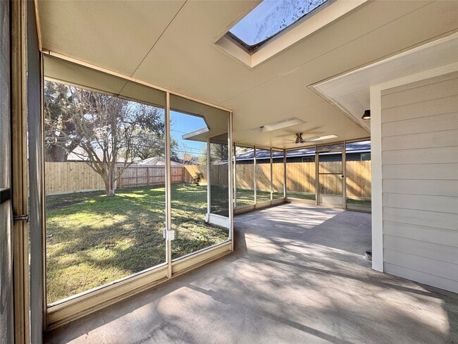 Building Photo - 5115 Hialeah Dr