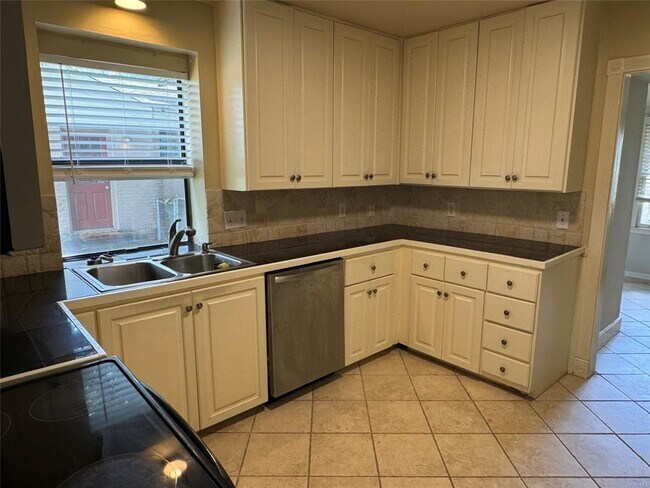 Building Photo - 2251 Country Club Dr