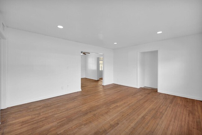 Building Photo - Stunning 3-Bedroom, 2-Bath Home in Desirable Mandarin Neighborhood!