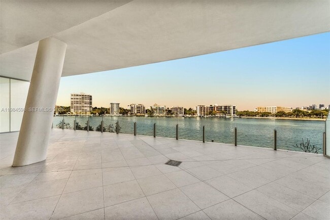 Building Photo - 5 Grove Isle Dr