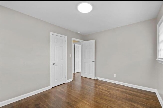 Building Photo - 2911 Gresham Rd S E