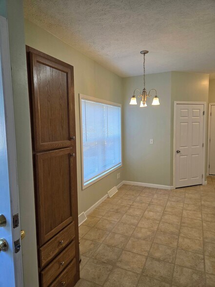 Building Photo - 818 Lasalle Dr