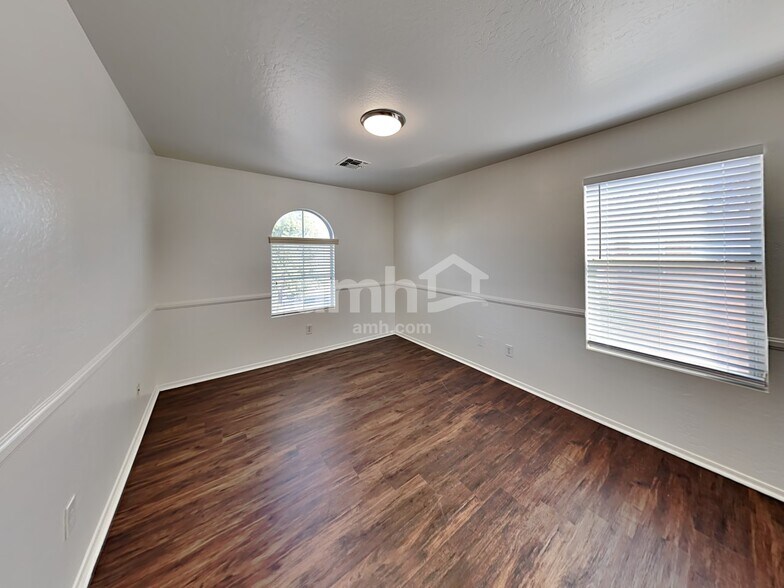 Building Photo - 5156 W Fulton St