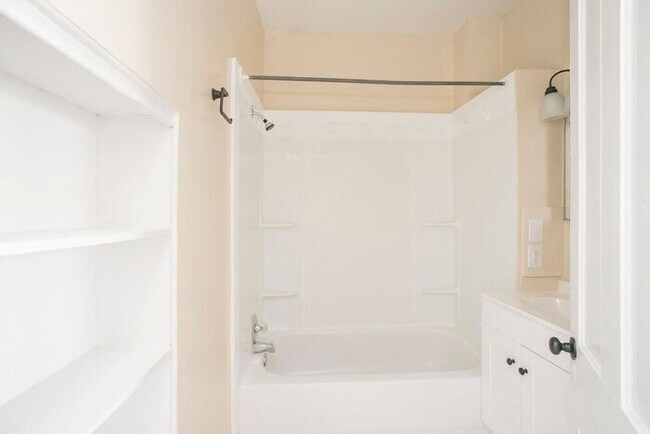 Building Photo - LOCATION! 1/1 Bed Bath Downtown!
