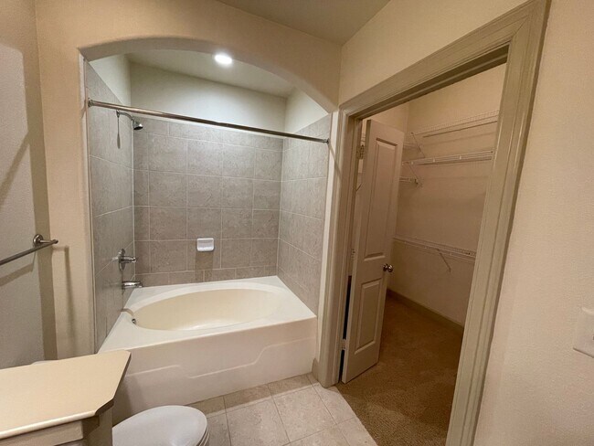 Building Photo - 2 Bedroom, 2 Bathroom Spacious Condo with Dining & Living Room within Heart of Buckhead