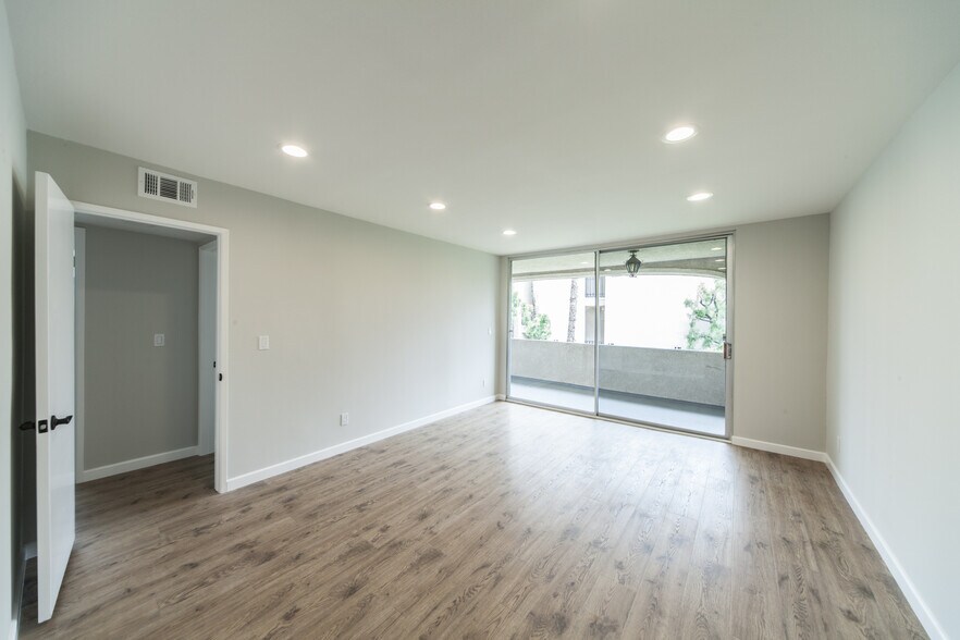 Building Photo - 5278 Lindley Ave