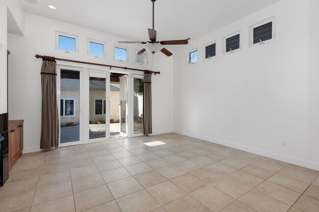 Building Photo - 3-bedroom 3.5 Coronado Village home near schools