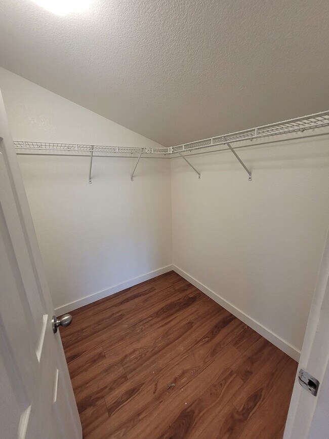 Building Photo - MOVE IN SPECIAL $1000 Off!   4BD/2BA, 1850 SQ FT Duplex located in the desirable Washburne Distri...