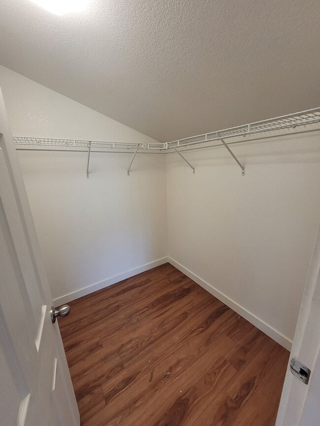 Building Photo - MOVE IN SPECIAL $500 Off!   4BD/2BA, 1850 SQ FT Duplex located in the desirable Washburne District -