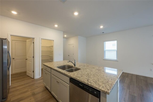 Building Photo - 895 Gelderland Dr