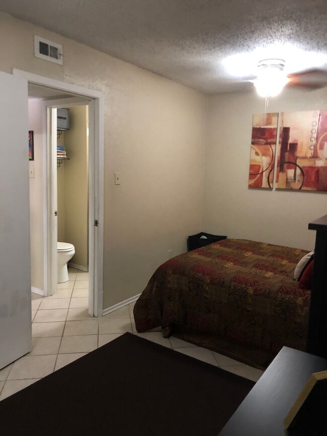 Building Photo - College Station - 1 bedroom / 1 bath Apart...