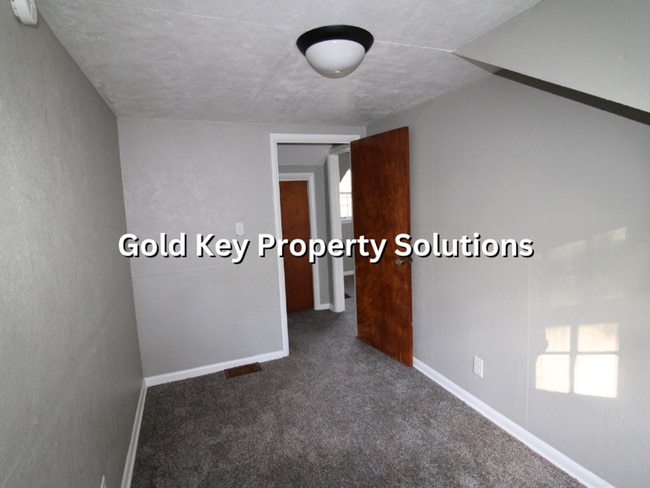 Building Photo - Adorable Brick 4 BR 1 BA House Near Golf C...