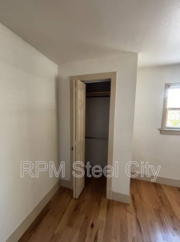 Building Photo - 902 W 11th St