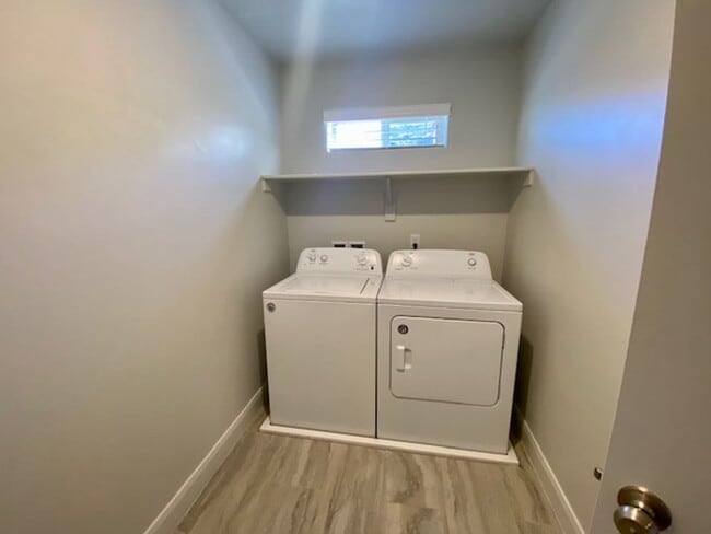 Building Photo - SPACIOUS TOWNHOME FOR RENT!
