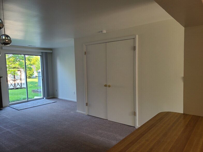 LR - view 3 - 1207 Brice Sq