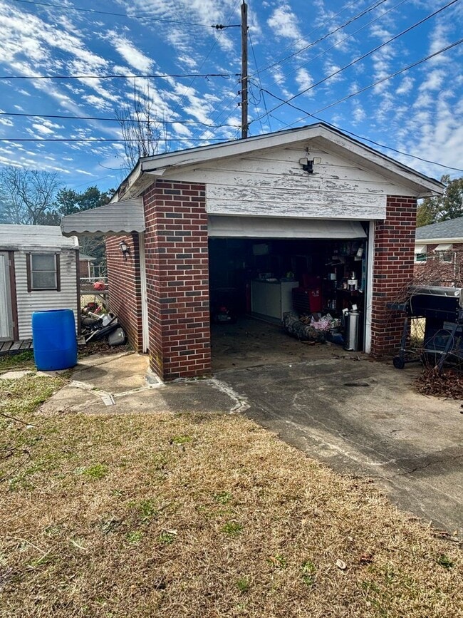 Building Photo - 3 Bedroom 2 Bath home