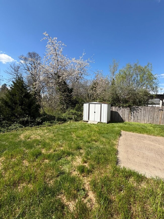 Building Photo - Cozy Two Bedroom Home Tucked Away in Newberg
