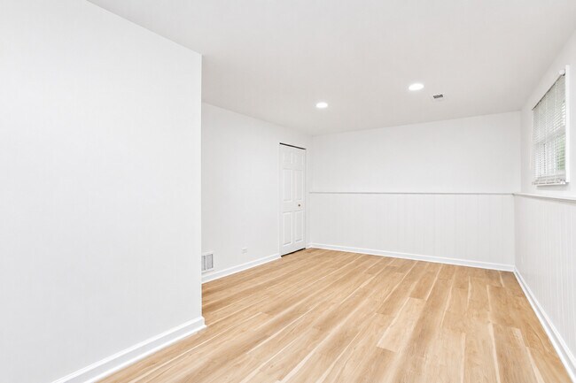 Building Photo - 7777 Ramsgate Cir S