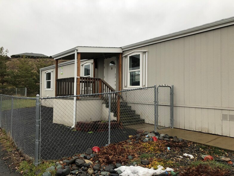 Building Photo - 255 NW Golden Hills Dr