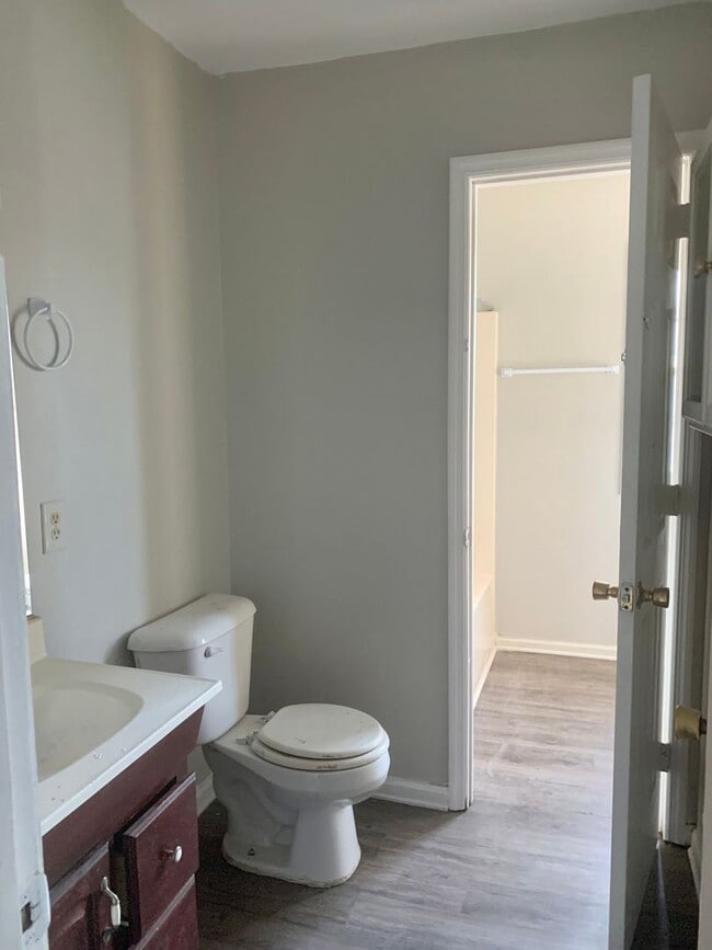 Building Photo - Promise Land Historic Walking District Downtown Morehead City! Charming 4 bedroom 1 1/2 bath Home...