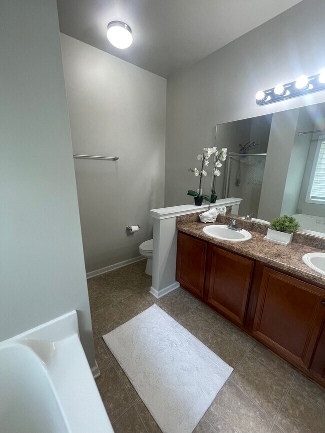 Building Photo - 2642 Dayview Ln