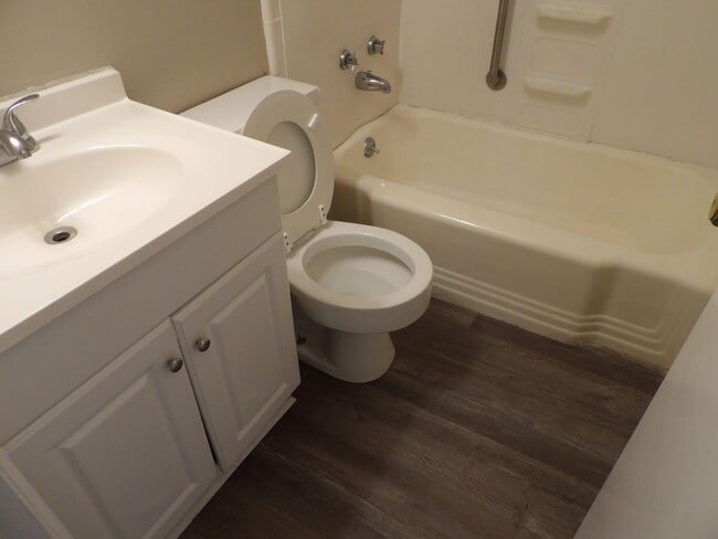 Building Photo - 903 Collins Ln