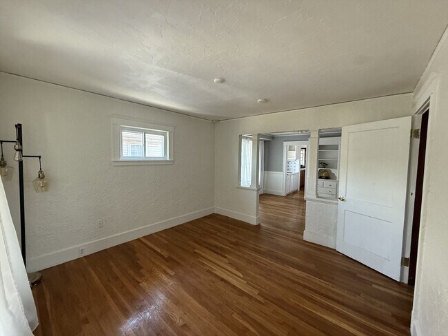 Building Photo - 135 Mills St