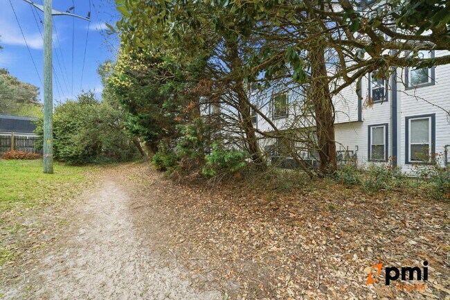 Building Photo - Immaculate 2 Bedroom 2 Bath Condo- Shore Drive