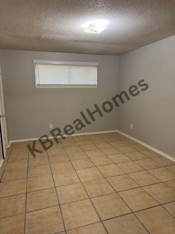 Building Photo - 3240 Forest Glen St