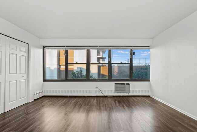 Building Photo - 6030 N Sheridan Rd