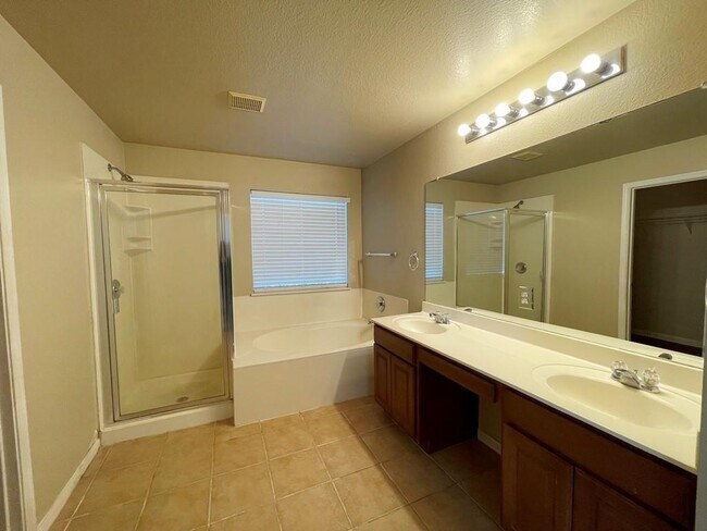 Building Photo - 145 Amber Ash Dr