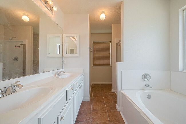 Building Photo - Spacious 3-Bedroom, 2-Bathroom Home with F...