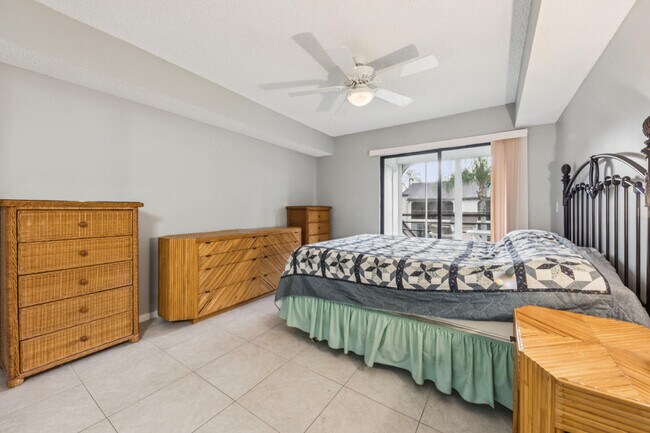 Building Photo - 5040 Rose Hill Dr