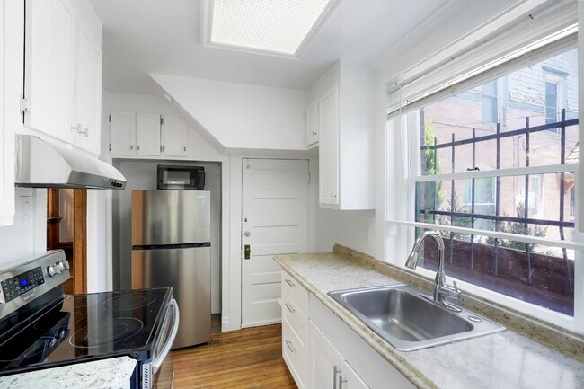 Building Photo - Charming 4 Bed, 2 Bath Town Home in Prime ...