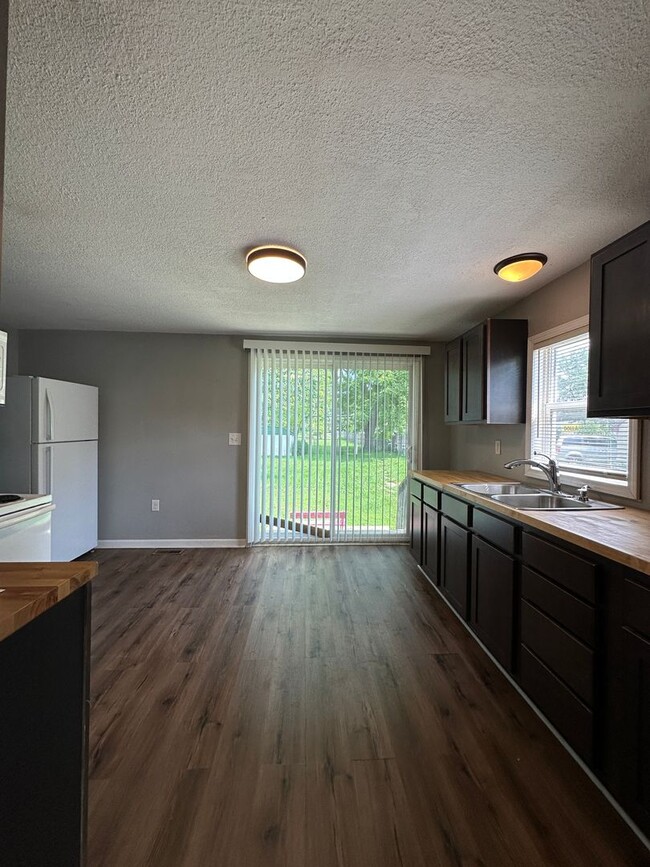 Building Photo - 2700 E Memorial Dr