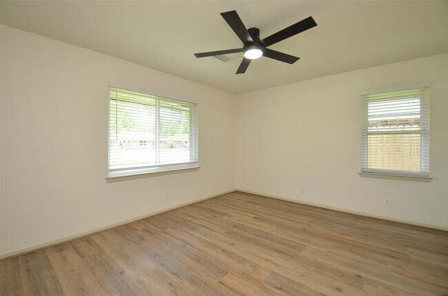 Building Photo - 9011 Theysen Dr