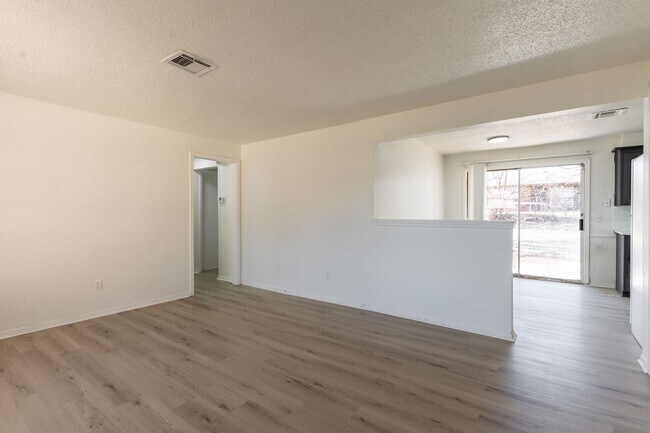 Building Photo - 5113 S Briarwood Dr