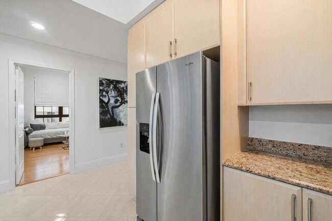 Building Photo - 701 S Olive Ave