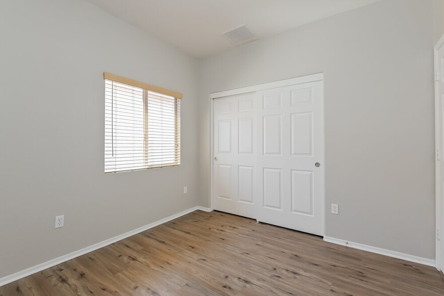 Building Photo - 873 W Calle Muro Fuerte