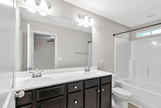 Building Photo - 10 Jaydn Dr W