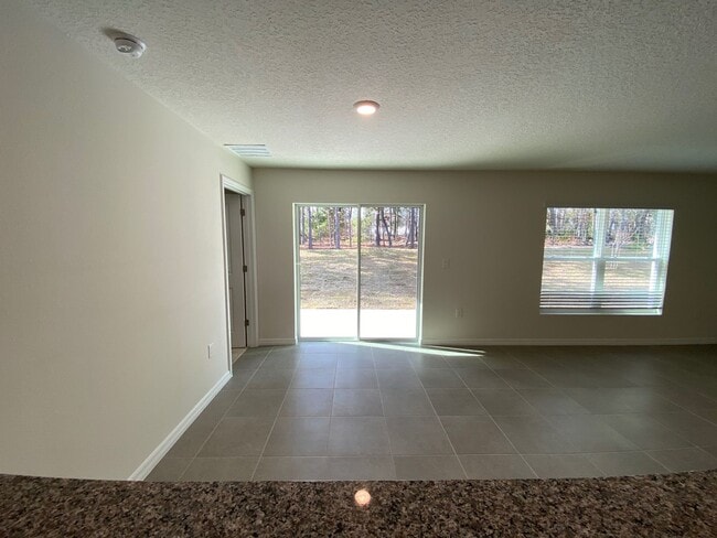 Building Photo - Desirable Lake Diamond Subdivision 3/2/2 **Won't Last**