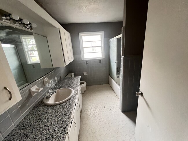 Building Photo - 310 N Parson St