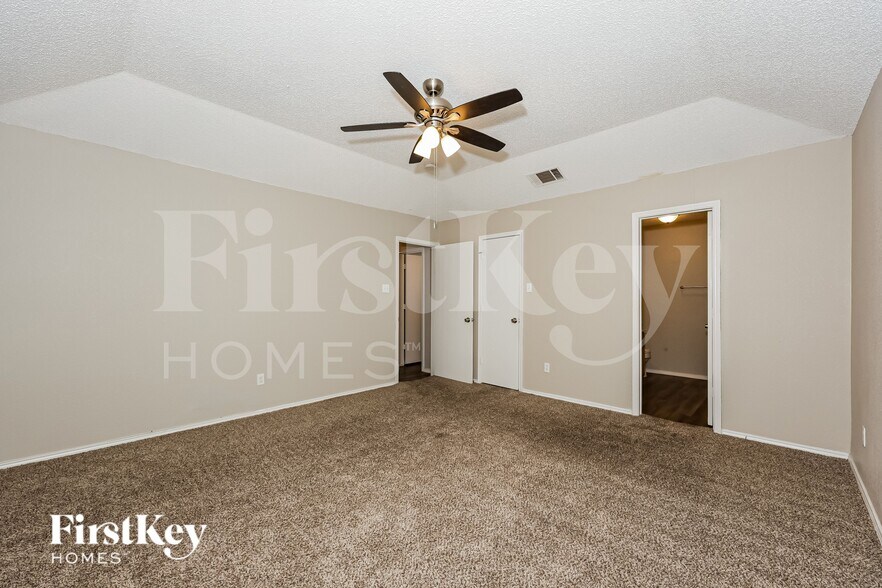 Building Photo - 609 Hollyberry Dr