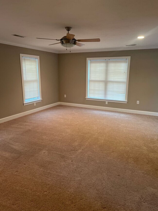 Building Photo - 2812 Kecoughtan Rd