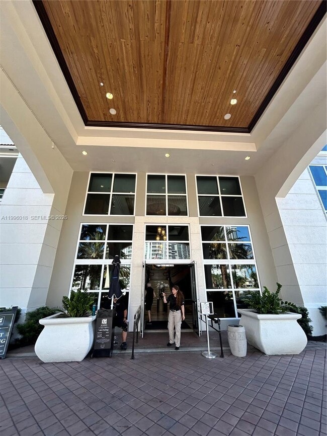 Building Photo - 600 W Las Olas Blvd