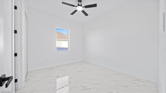 Building Photo - 1009 NE 15th Ln