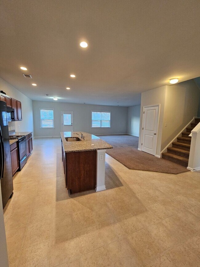 Building Photo - Spacious Two-Story Living on a Premium Lot...