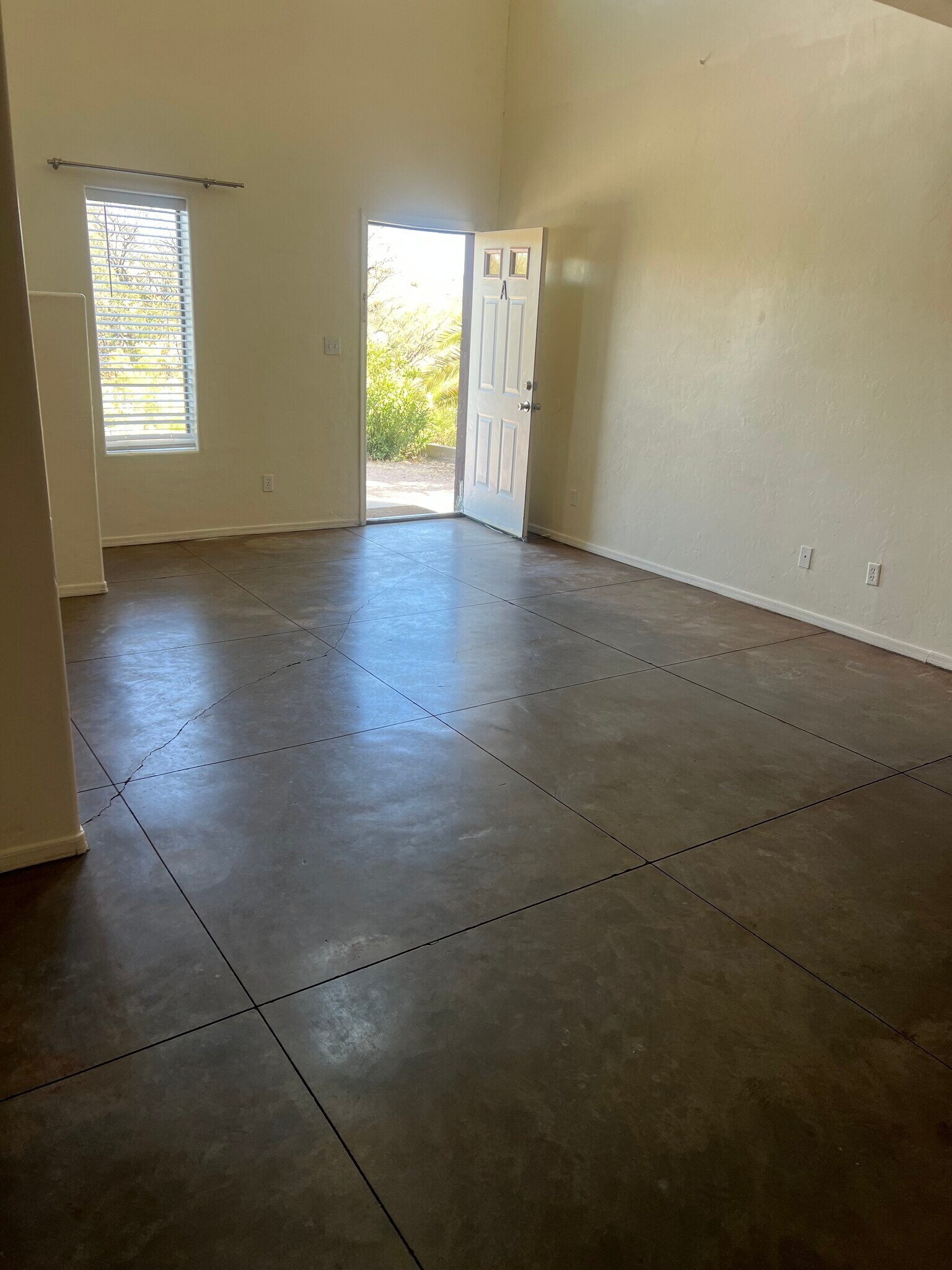 Building Photo - 422 Avenida Oriol