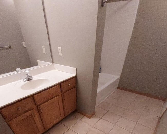 Building Photo - 2 Bedroom 1.5 Bathroom End Unit Townhome in Hudson
