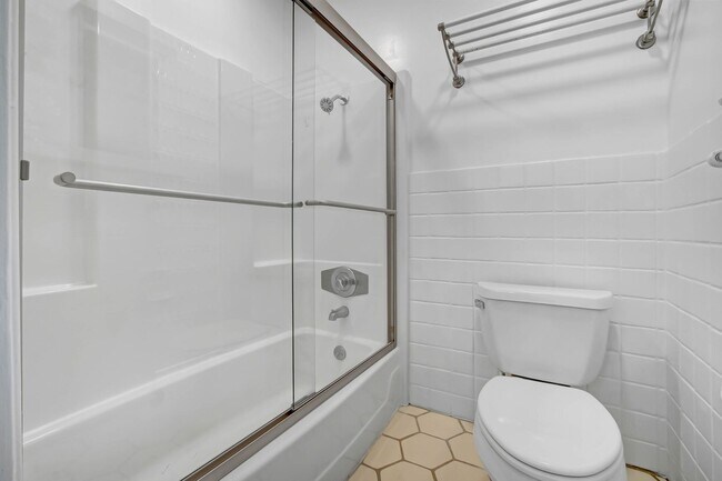 Building Photo - Rent this Beautiful 5 BEDROOM HOME NOW!